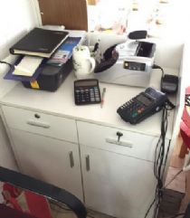 閑置辦公設備轉讓 品質展示柜與全套辦公用品，助力創業商機